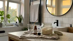 Muffiger Badgeruch? Ein Glas mit zwei Zutaten sorgt wieder für frische Luft