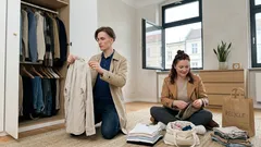 Der Sommer-Check für den Kleiderschrank: Drei Stapel – und plötzlich ist alles greifbar