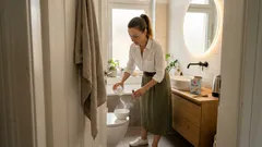 Salz über Nacht im WC: Was das Hausmittel gegen Geruch und Belag wirklich kann